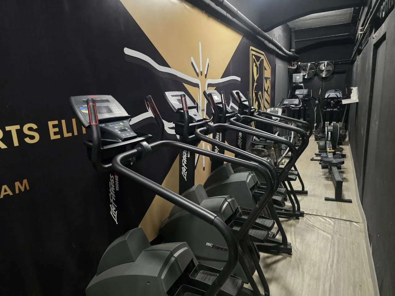Ciemna strefa cardio z profesjonalnymi schodami treningowymi w Dragon Studio
