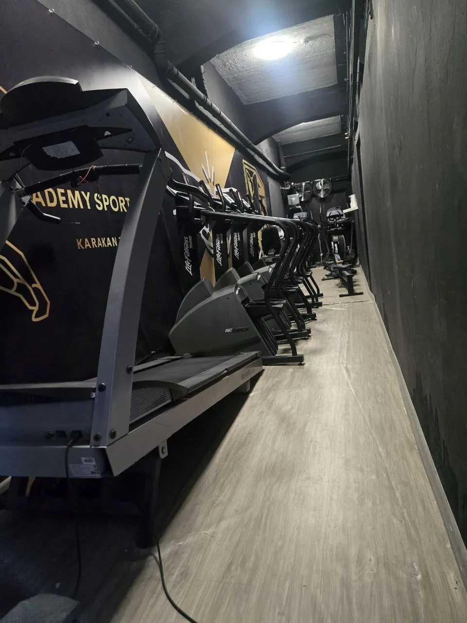 Bieżnie i urządzenia cardio w czarnej strefie Dragon Studio we Wrocławiu